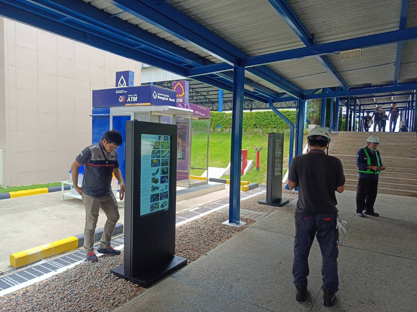 Outdoor Digital Signage Display Stand 32-65"