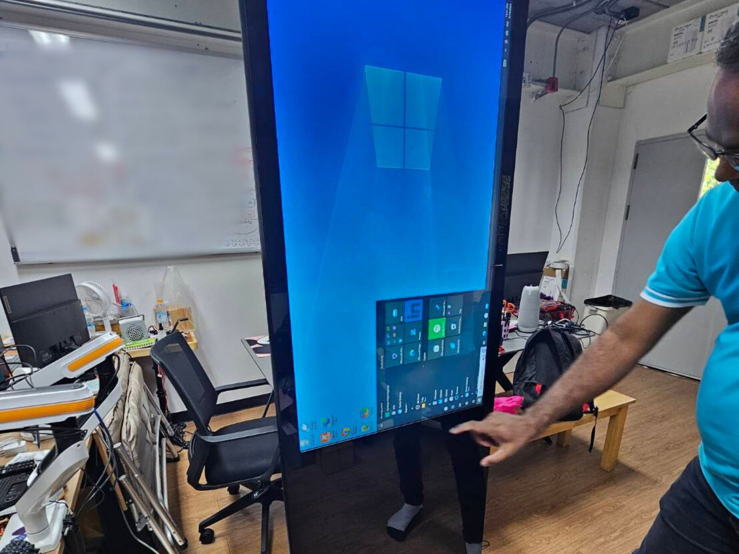 32" Digital Signage Display Stand