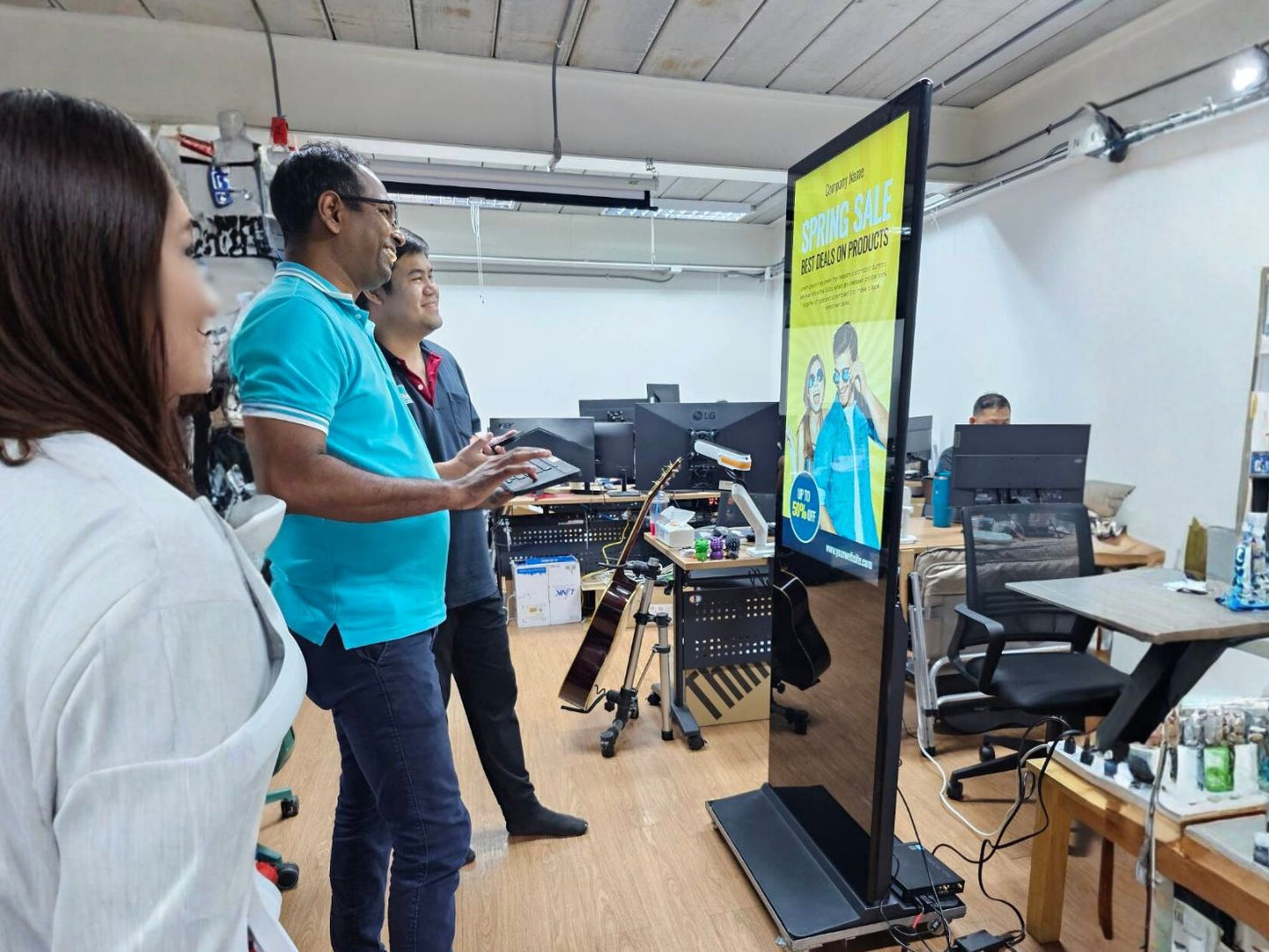 32" Digital Signage Display Stand